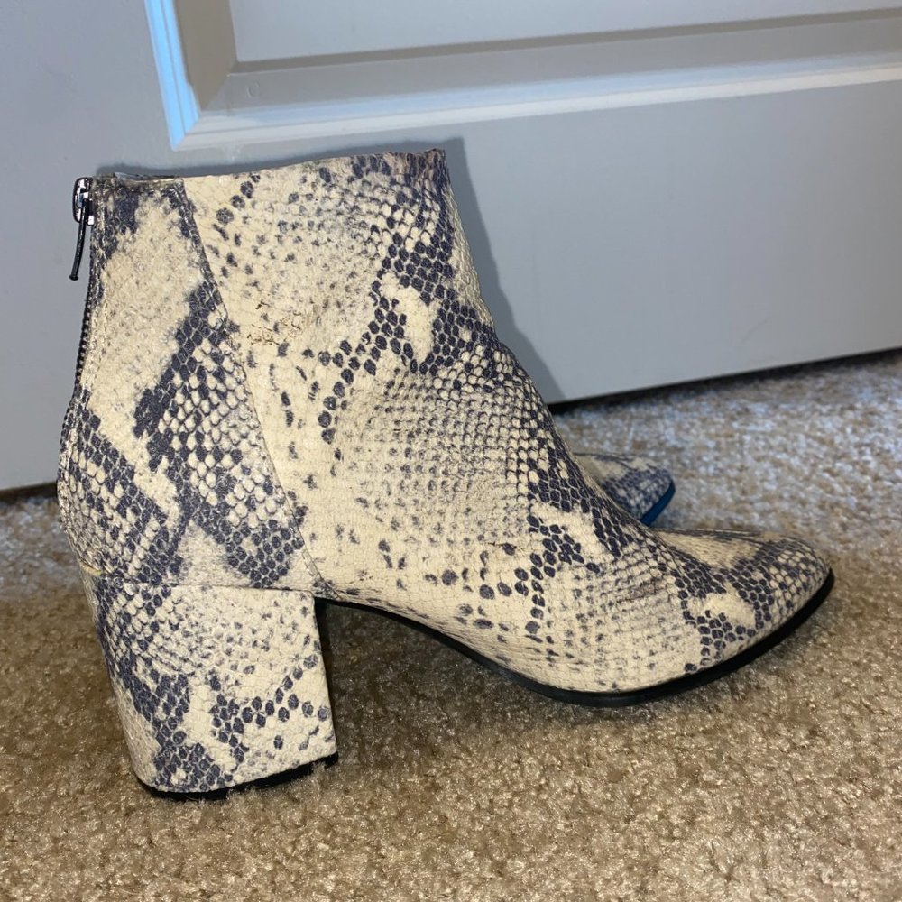 Steve Madden short booties, US 10, gray and white